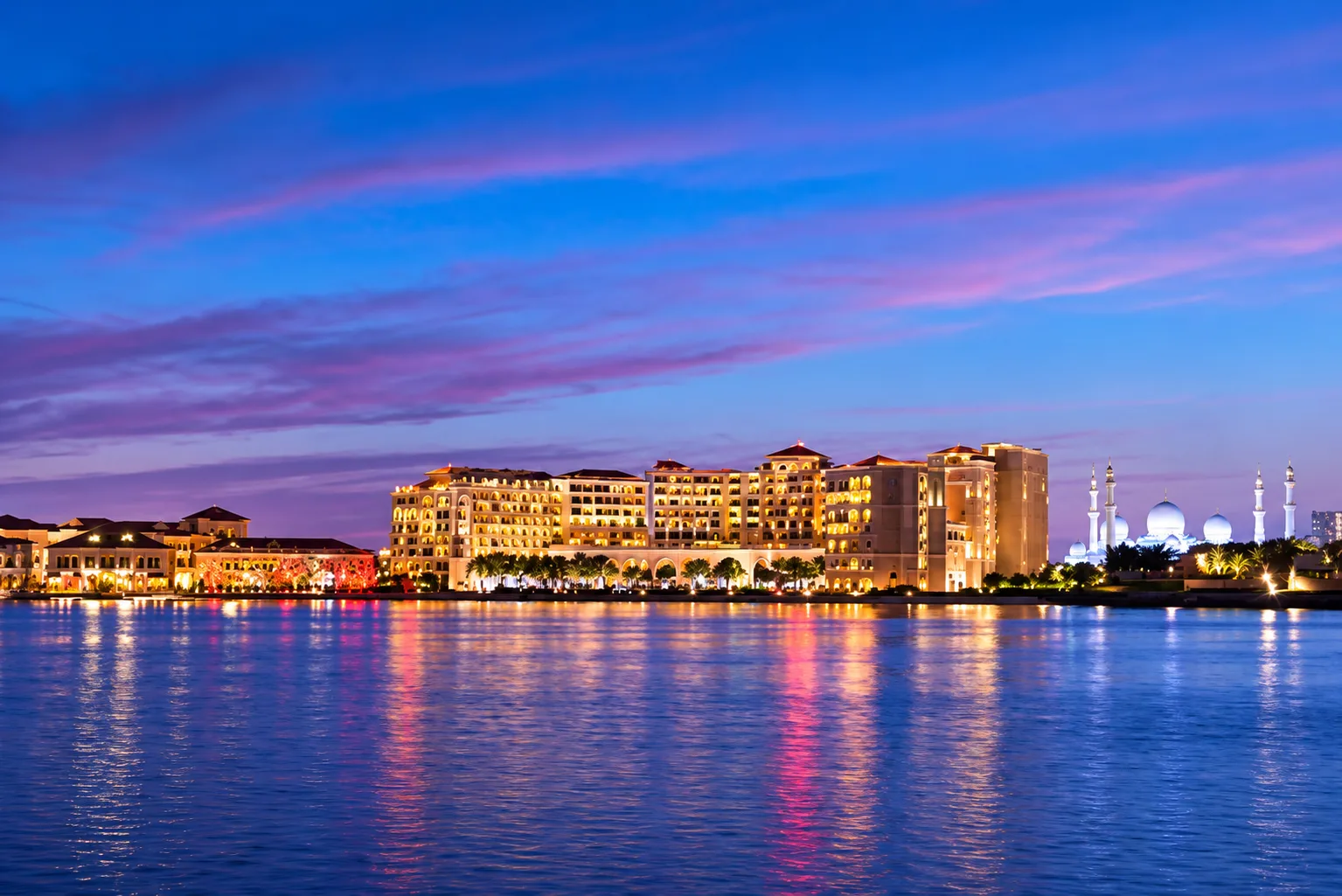 The Ritz-Carlton Abu Dhabi, Grand Canal | Luxury 5-Star Resort in Abu Dhabi, UAE